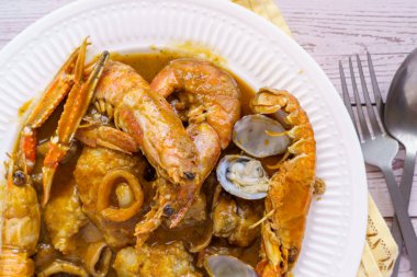 Geleneksel Katalan balık güveci romesco de peix karidesler, midyeler ve balıklar üst görünümde