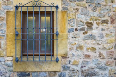 Metal ızgara duvarı ve şebeke deseni olan dış bina, insan yok. Boşluğu kopyala