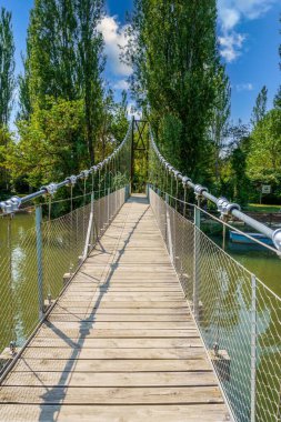 İspanya, Palencia, Herrera de Pisuerga 'daki Pisuerga nehri üzerindeki San Andres köprüsü..