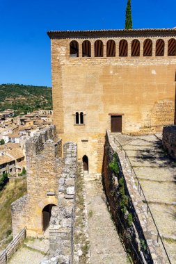 Santa Mara Belediye Başkanı Kolej Kilisesi, M.S. 9. yüzyılda Jalaf ibn Rasid tarafından kuzeydeki Hristiyan krallıklarını durdurmak için inşa edildi. İspanya 'nın Huesca eyaletindeki Alquzar şehrinde yer almaktadır.
