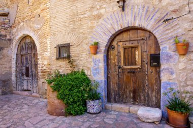 Alquzar, İspanya 'nın Aragon özerk bölgesinde, Huesca ilinin Somontano de Barbastro bölgesine bağlı belediyesi. Sierra 'nın doğal parkı ve Guara Kanyonları..