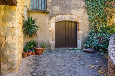 Alquzar, İspanya 'nın Aragon özerk bölgesinde, Huesca ilinin Somontano de Barbastro bölgesine bağlı belediyesi. Sierra 'nın doğal parkı ve Guara Kanyonları..