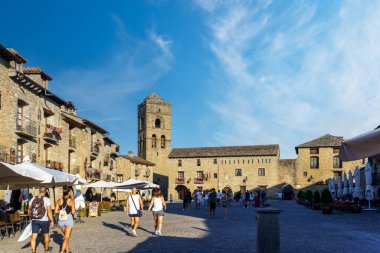 Huesca, İspanya-20 Ağustos 2023. Ansa, İspanya 'nın Aragon Özerk Topluluğu, Sobrarbe eyaletinin Huesca ilçesine bağlı Pyrenean köyü. Santa Maria Koleji Kilisesi, Romanesk.
