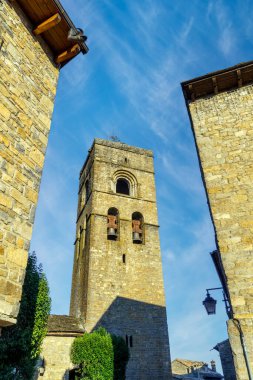 Huesca, İspanya-20 Ağustos 2023. Ansa, İspanya 'nın Aragon Özerk Topluluğu, Sobrarbe eyaletinin Huesca ilçesine bağlı Pyrenean köyü. Santa Maria Koleji Kilisesi, Romanesk.