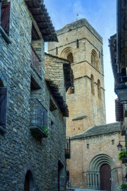 İspanya-20 Ağustos 2023. Ansa, İspanya 'nın Aragon Özerk Topluluğu, Sobrarbe eyaletinin Huesca ilçesine bağlı Pyrenean köyü. Santa Maria Koleji Kilisesi, Romanesk.