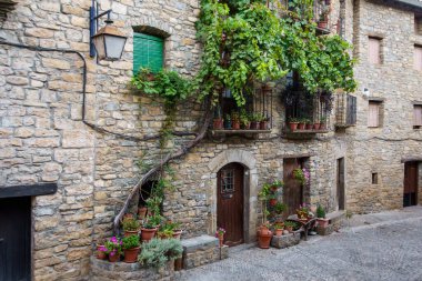 Alquzar comarca Somontano de Barbastro, Huesca, Vero Nehri 'nin sağ kıyısında yer almaktadır...