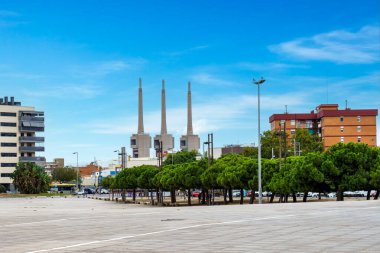 Badalona, Barselona, İspanya 'nın panoramik manzarası termik santrali, arka planda üç bacası var..
