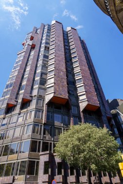 Barselona, İspanya - 30 Temmuz 2023. Torre Urquinaona, 1971 'de Barcelona, İspanya' da rasyonalist tarzda bir bina. Katalonya 'nın Mimari Mirası. 70 metre ve 22 kat. Slovakya Konsolosluğu