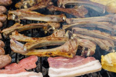 Kömür mangalında kuzu kaburgası.