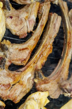 Kömür mangalında kuzu kaburgası.