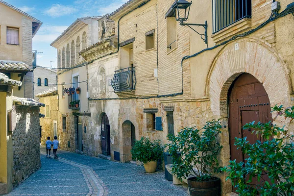 Alquezar, İspanya 'nın Aragon özerk bölgesinde, Huesca ilinin Somontano de Barbastro bölgesine bağlı belediyesi. Sierra 'nın doğal parkı ve Guara Kanyonları.