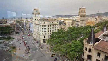 Barselona, İspanya-24 Kasım 2025. İspanya 'nın Barcelona kentindeki Placa de Catalunya ve Passeig de Gracia kavşağının yüksek açılı görüntüsü.