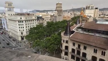 Barselona, İspanya-24 Kasım 2025. İspanya 'nın Barcelona kentindeki Placa de Catalunya ve Passeig de Gracia kavşağının yüksek açılı görüntüsü.