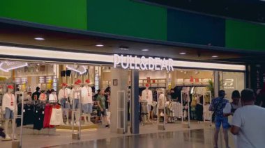 Badalona, İspanya-2 Haziran 2023. Çekiş ve Ayı, Inditex grubunun bir parçası olan genç bir moda zinciri. Girişteki logo.