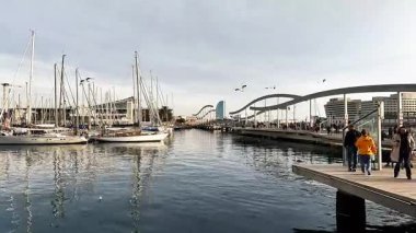 Barselona, İspanya-24 Kasım 2025. Klasik uzun gemi ve lüks yatlarla Barselona marinasının panoramik manzarası.