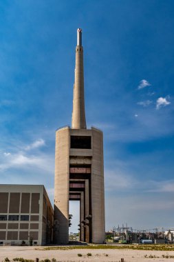 Sant Adri de Bess (Üç Baca), Barselona, İspanya, endüstriyel miras ve enerji fabrikasına ait tek bir büyük beton bacanın alçak açılı dikey çekimi