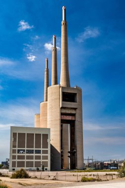 Sant Adri de Bess (Üç Baca), Barselona, İspanya, endüstriyel miras ve enerji fabrikasına ait tek bir büyük beton bacanın alçak açılı dikey çekimi