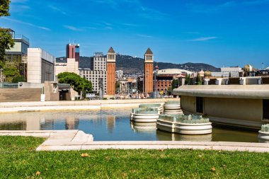 Barselona, İspanya-6 Eylül 2025. Barcelona 'nın Plaa d' Espanya manzarası. İkiz kuleleri ve çeşmeleri var.
