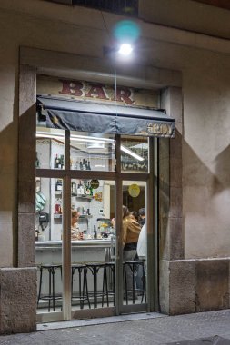 Barselona, İspanya-12 Ekim 2025. İspanya 'nın Barselona kentindeki Şehir Merkezi' nde Meşgul Tapas Bar ve Restoranı Gece Cephesi