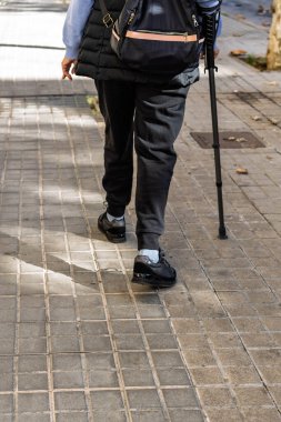 İyileşme sürecinde Hasta Yürüme ve Taşınabilirlik Yardımı, fiziksel engellilik, yaralanma iyileştirme, taşınabilirlik yardımları ve kentsel erişim kavramları.