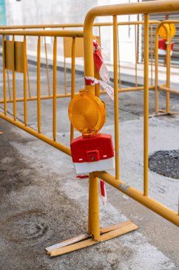 Sarı metal kontrol bariyerine bağlı yol çalışması uyarı lambası, engelleme erişimi ve önünüzdeki yayaları yol çalışması veya bakım konusunda uyarın.
