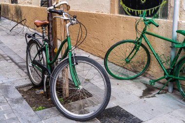 Kırsal alanda renkli eski bir bisiklet. Avrupa caddesinde alışılmadık ve komik bir ulaşım. Bir sanatçının bisikleti.