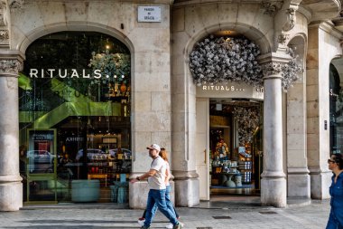 Barselona, İspanya-6 Eylül 2025. İspanya 'nın Barselona şehrindeki ünlü Passeig de Grcia' daki lüks bir perakende mağazasının zarif mimari girişi..