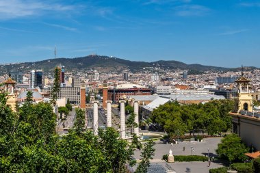 Venedik kulelerine ve açık mavi gökyüzünün altındaki Barselona siluetine geniş açılı bir bakış açısı.