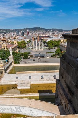 Montjuc 'un büyük merdivenlerinden şehir merkezine doğru bakan yüksek bir perspektif...