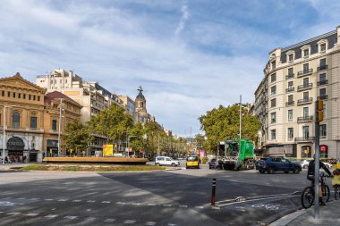 Barselona, İspanya-6 Eylül 2025. Comedia binası ve kentsel hareketin yer aldığı Passeig de Grcia 'da yoğun kavşak..