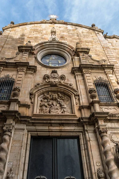 İspanya 'nın Barselona kentindeki Beytüllahim Kilisesi' nin süslü taş oymalarının ve vitray camlarının alçak açılı görüntüsü.