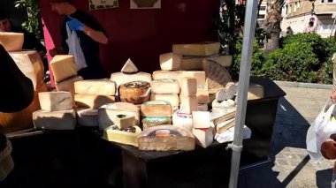 Barselona, İspanya-4 Ocak 2025. Çeşitli Sanatçı Peynirleri Açık hava Gurme Pazarı 'nda sergilendi