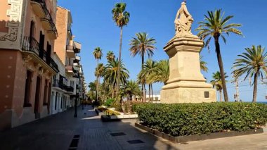 Vicen Roca i Pi 'nin tarihi heykeli İspanya' nın Badalona kentindeki güneşli Rambla 'da modernist Casa Matamala binasının yanında duruyor..