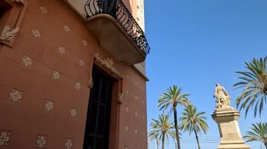 Vicen Roca i Pi 'nin tarihi heykeli İspanya' nın Badalona kentindeki güneşli Rambla 'da modernist Casa Matamala binasının yanında duruyor..