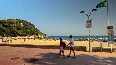 Girona, İspanya-5 Ocak 2026. Lloret de Mar, Girona, İspanya 'daki Fenals Plajı' nda güneşli bir yaz günü