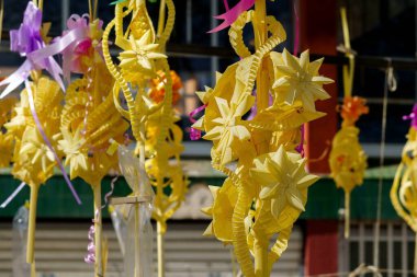 Geleneksel Palm Sunday süslemeleri ve kutsal hafta kutlamaları için kullanılan karışık el yapımı sarı palmiye yapraklarını kapatın..