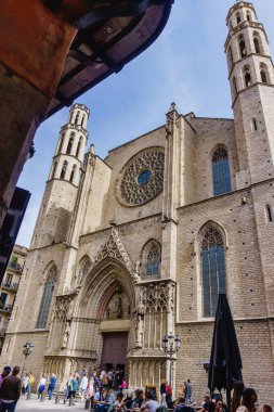 Barselona, İspanya-17 Ocak 2026. Ribera bölgesindeki tarihi Gotik kilisenin etkileyici taş girişi ve gül penceresi..