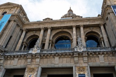 Barselona, İspanya - 17 Ocak 2026: MNAC müzesinin girişindeki klasik sütun ve heykellerin mimari ayrıntıları.