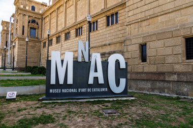 Barselona, İspanya - 17 Ocak 2026: Katalonya Ulusal Sanat Müzesi 'nin büyük modern metal logosu.