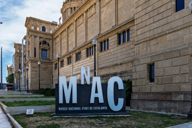 Barselona, İspanya - 17 Ocak 2026: Müzenin tarihi saray cephesinin önünde yer alan ticari kimlik tabelası.