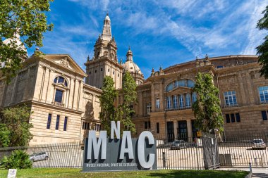 Barselona, İspanya - 17 Ocak 2026: Müze giriş tabelasının geniş bir görüntüsü ve saray mimarisi bir çitin arkasında..