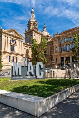 Barselona, İspanya - 17 Ocak 2026: Ulusal Sanat Müzesi logosu ve ikonik kubbesinin dikey perspektifi.