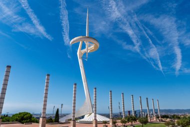 İletişim kulesinin geniş perspektifi ve kırmızı asfalt karenin dekoratif sütunları.