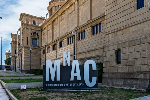 Barselona, İspanya - 17 Ocak 2026: Müzenin tarihi saray cephesinin önünde yer alan ticari kimlik tabelası.