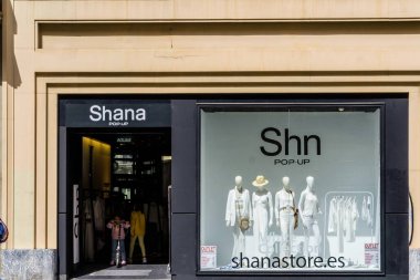 Barselona, İspanya - 18 Ocak 2026: Beyaz elbiseli Shana giyim mağazasının dış görünüşü.