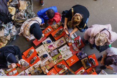 Barselona, İspanya - 18 Ocak 2026: Pazardaki ayakkabı kutularına bakan müşterilerin yüksek açılı görünümü.