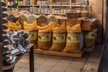 Barselona, İspanya - 24 Ocak 2026: Geleneksel bir fındık ve kurutulmuş meyve dükkanında sergilenen içi ceviz dolu büyük ağlar.