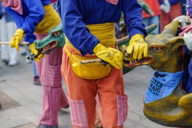 Barselona, İspanya - 14 Mayıs 2022. Correfoc, itfaiye eri. Bir grup insanın caddelerde dans ederek ve havai fişekler arasında zıplayarak gezdiği sokak gösterisi..