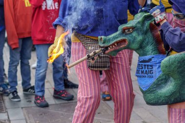 Barselona, İspanya - 14 Mayıs 2022. Correfoc, itfaiye eri. Bir grup insanın caddelerde dans ederek ve havai fişekler arasında zıplayarak gezdiği sokak gösterisi..