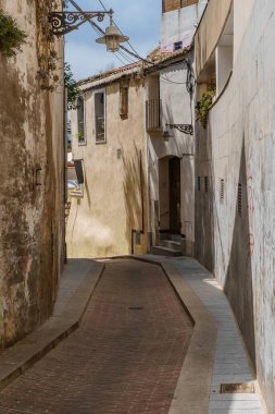 Badalona, İspanya - 19 Haziran 2022. Dalt la Vila 'daki eski caddenin manzarası, renkli cepheli bina, tarihi Badalona merkezi, İspanya Barselona,.